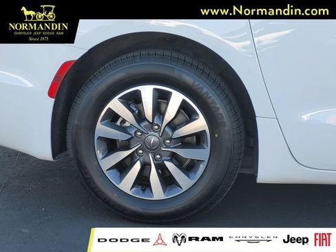 Used 2024 Chrysler Pacifica Limited FWD image 3