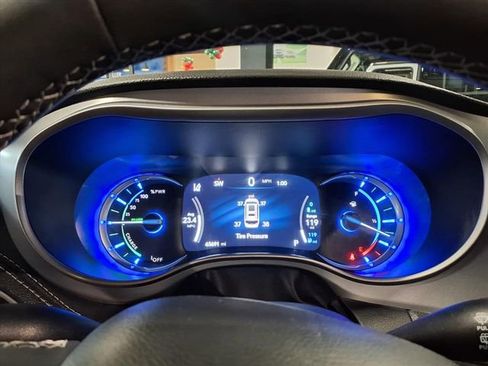 Used 2024 Chrysler Pacifica Select image 21