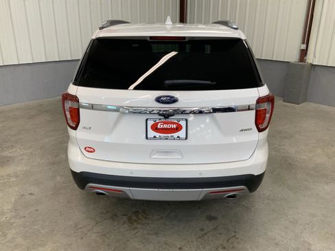 Used 2017 Ford Explorer XLT w/ Equipment Group 202A AWD/4WD image 12