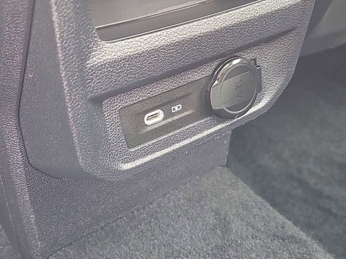 Used 2022 Volkswagen Tiguan SE w/ Panoramic Sunroof Package image 19