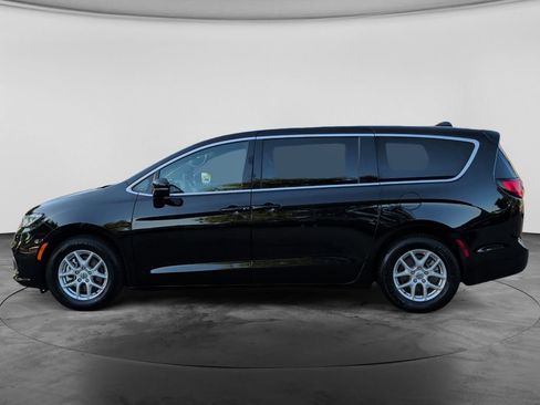 Used 2025 Chrysler Pacifica Select FWD image 4