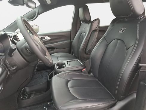 Certified 2023 Chrysler Pacifica Touring-L w/ Uconnect Theater Family Group AWD/4WD image 16