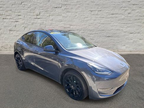 Used 2023 Tesla Model Y Long Range image 3