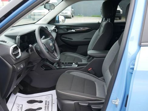 Used 2024 Chevrolet TrailBlazer LT FWD image 2