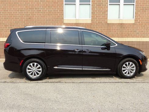Used 2019 Chrysler Pacifica Touring-L FWD image 11