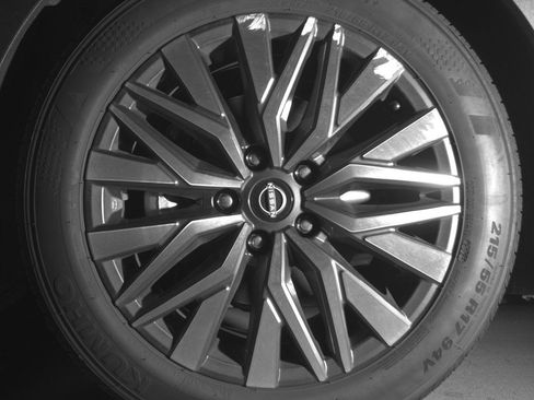 Used 2025 Nissan Altima 2.5 SV FWD image 12