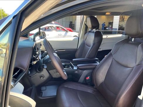 Used 2024 Toyota Sienna Platinum FWD image 26