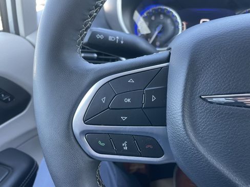 Used 2024 Chrysler Pacifica Touring-L image 21