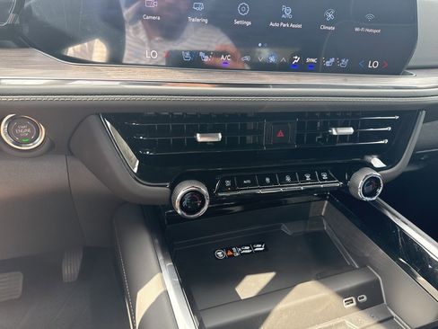 New 2026 Chevrolet Suburban Premier image 18