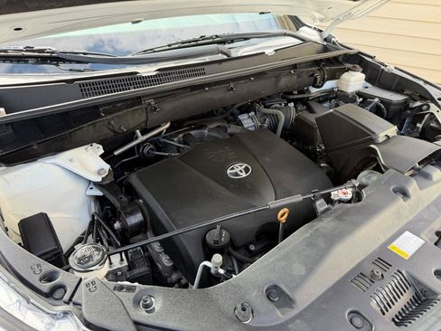 Used 2019 Toyota Highlander XLE AWD/4WD image 23
