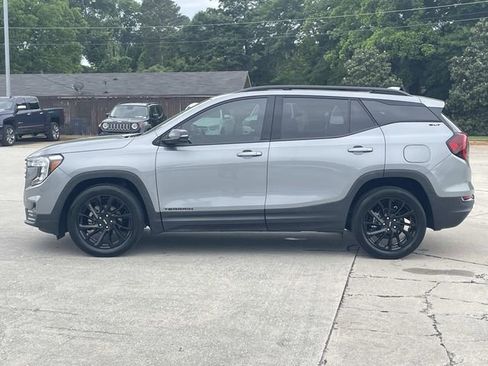 Used 2023 GMC Terrain SLT w/ Tech Package FWD image 2