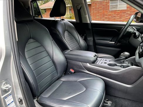 Used 2021 Toyota Highlander XLE AWD/4WD image 30