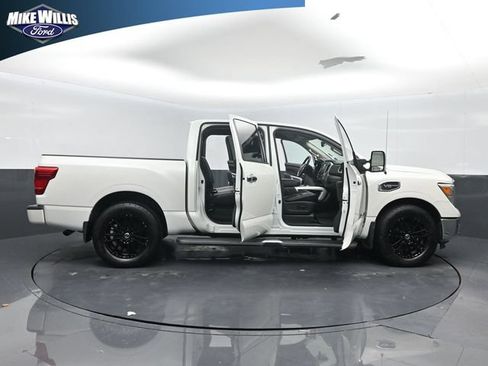 Used 2017 Nissan Titan SL w/ SL Towing Convenience Package RWD image 27