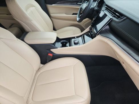 Used 2024 Jeep Grand Cherokee Limited image 15