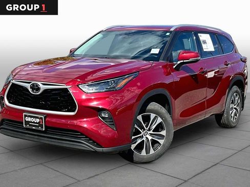 Used 2022 Toyota Highlander XLE AWD/4WD image 1
