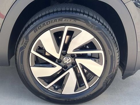 New 2026 Volkswagen Atlas SE FWD image 3