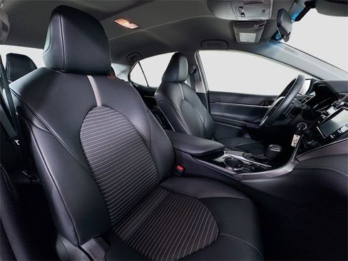 Used 2018 Toyota Camry SE image 30