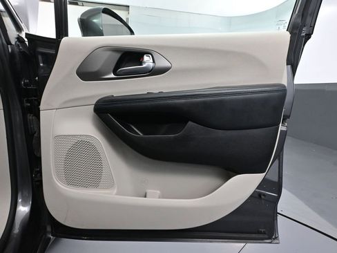 Used 2021 Chrysler Pacifica Touring-L image 46