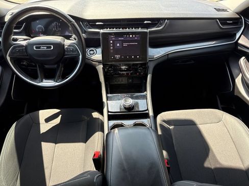 Used 2022 Jeep Grand Cherokee Laredo w/ Luxury Tech Group I RWD image 12