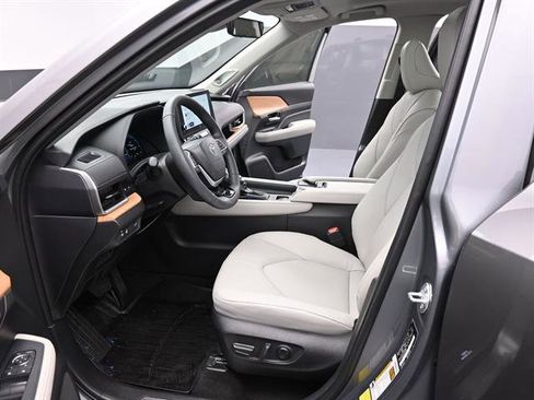 Certified 2025 Toyota Grand Highlander AWD image 16