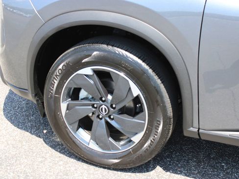 Used 2025 Nissan Rogue SV AWD/4WD image 10