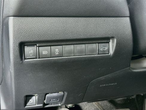 Used 2023 Toyota Venza LE AWD/4WD image 17