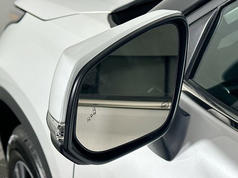 Used 2025 Toyota Highlander XLE image 16