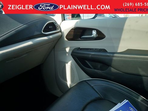 Used 2024 Chrysler Pacifica Limited FWD image 36