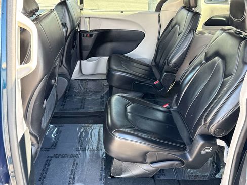 Used 2023 Chrysler Pacifica Touring-L image 13