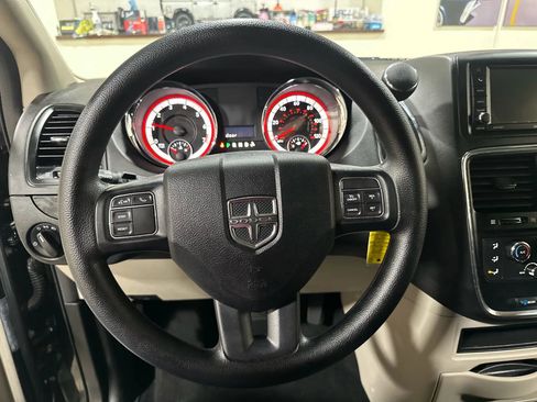 Used 2018 Dodge Grand Caravan SE w/ UConnect Hands-Free Group image 35