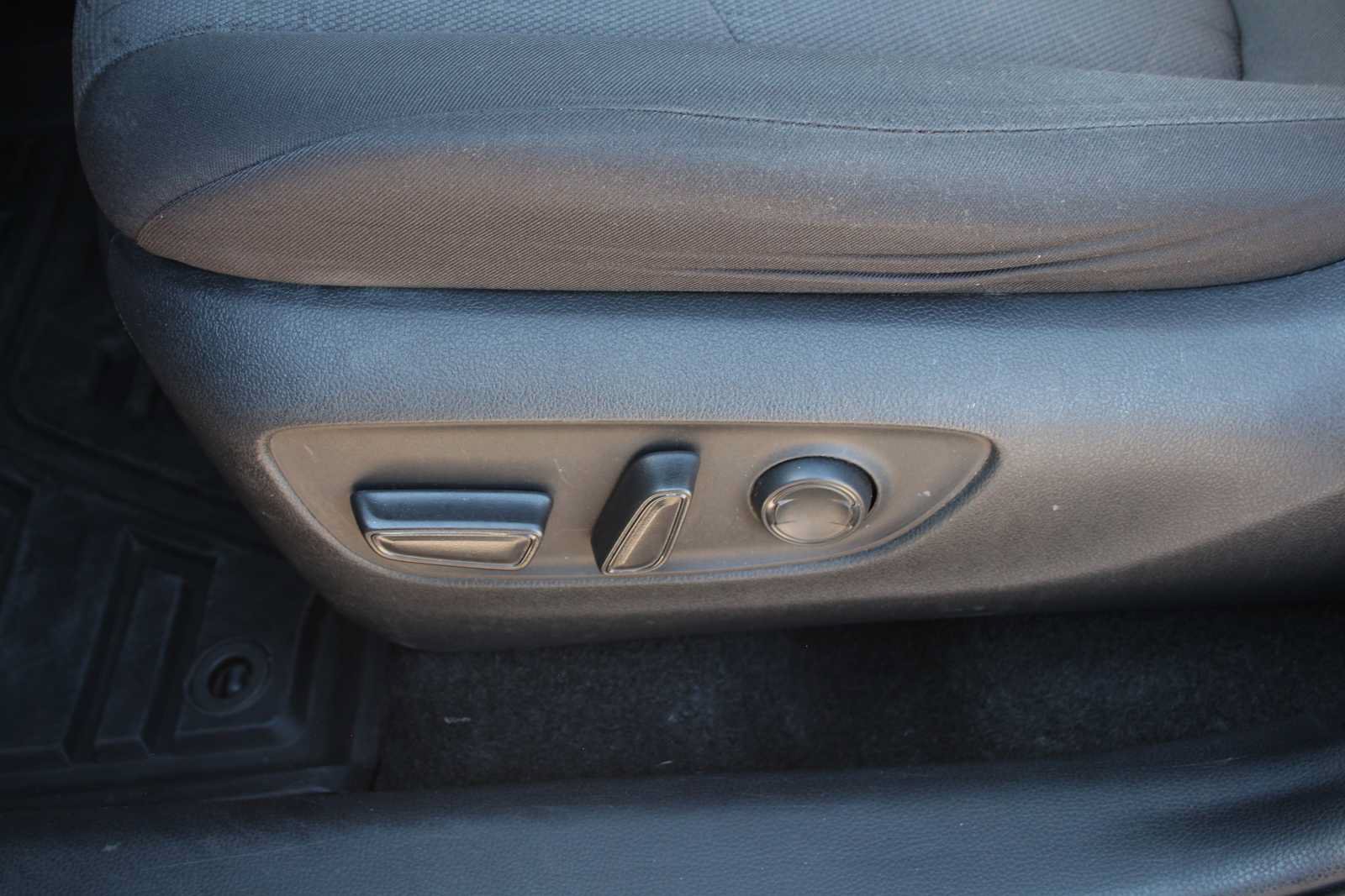 Used 2020 Toyota RAV4 XLE FWD image 31