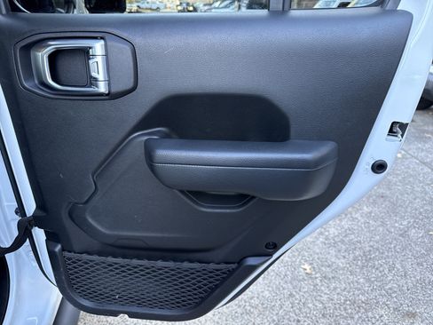 Used 2022 Jeep Gladiator Sport image 18