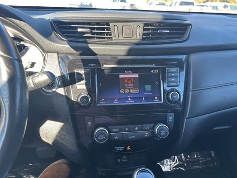 Used 2018 Nissan Rogue SV image 16