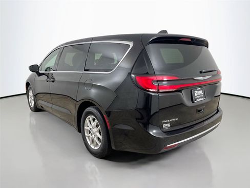 Used 2025 Chrysler Pacifica Select FWD image 10