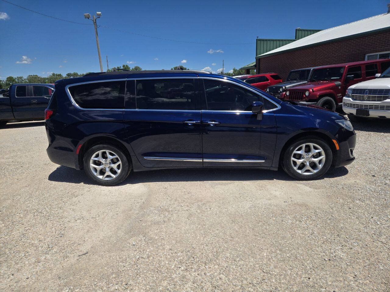 Used 2017 Chrysler Pacifica Touring-L w/ Tire & Wheel Group FWD image 2
