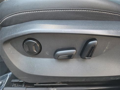 Used 2022 Volkswagen Taos SE image 16