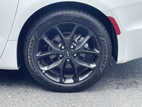 Certified 2025 Chrysler Pacifica Limited FWD image 13