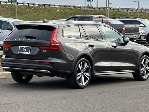 Used 2025 Volvo V60 B5 Cross Country Plus AWD/4WD image 3