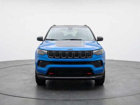 Used 2025 Jeep Compass Trailhawk image 2