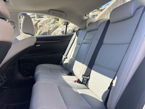 Used 2014 Lexus ES 350 w/ Luxury Package FWD image 21