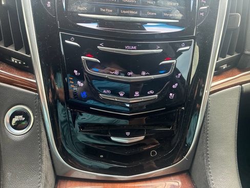 Used 2018 Cadillac Escalade Premium Luxury RWD image 11