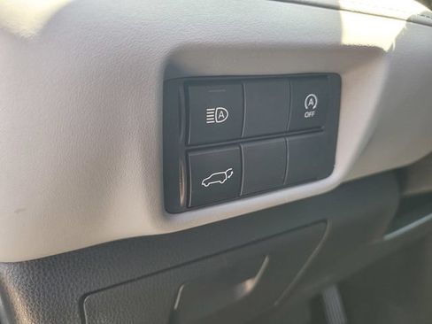 Used 2023 Toyota Highlander XLE AWD/4WD image 17