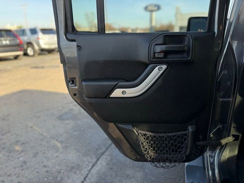 Used 2018 Jeep Wrangler Unlimited Sahara w/ Connectivity Group image 13