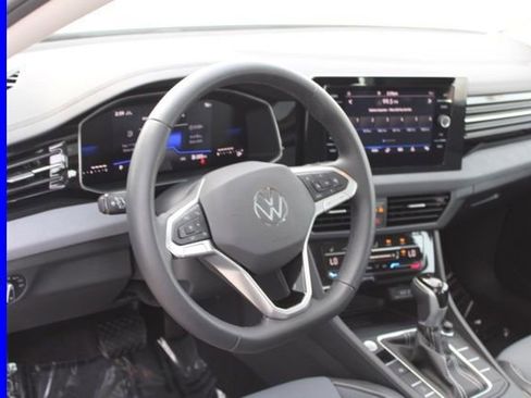 Used 2025 Volkswagen Jetta SE FWD image 16