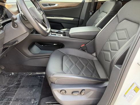 Used 2025 Volkswagen Atlas SE FWD image 16
