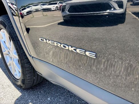 Used 2016 Jeep Cherokee Sport FWD image 30