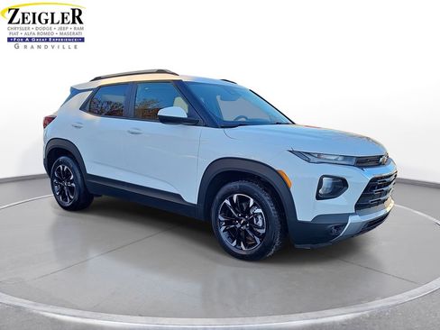 Used 2021 Chevrolet TrailBlazer LT w/ Premium Seating Package image 3