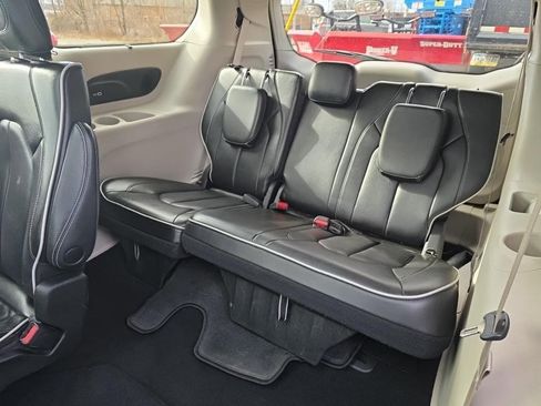 Used 2023 Chrysler Pacifica Limited image 9