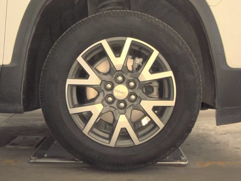 Used 2022 GMC Acadia SLE w/ Driver Convenience Package FWD image 9