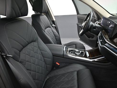 Used 2025 BMW X7 xDrive40i w/ Premium Package AWD/4WD image 24